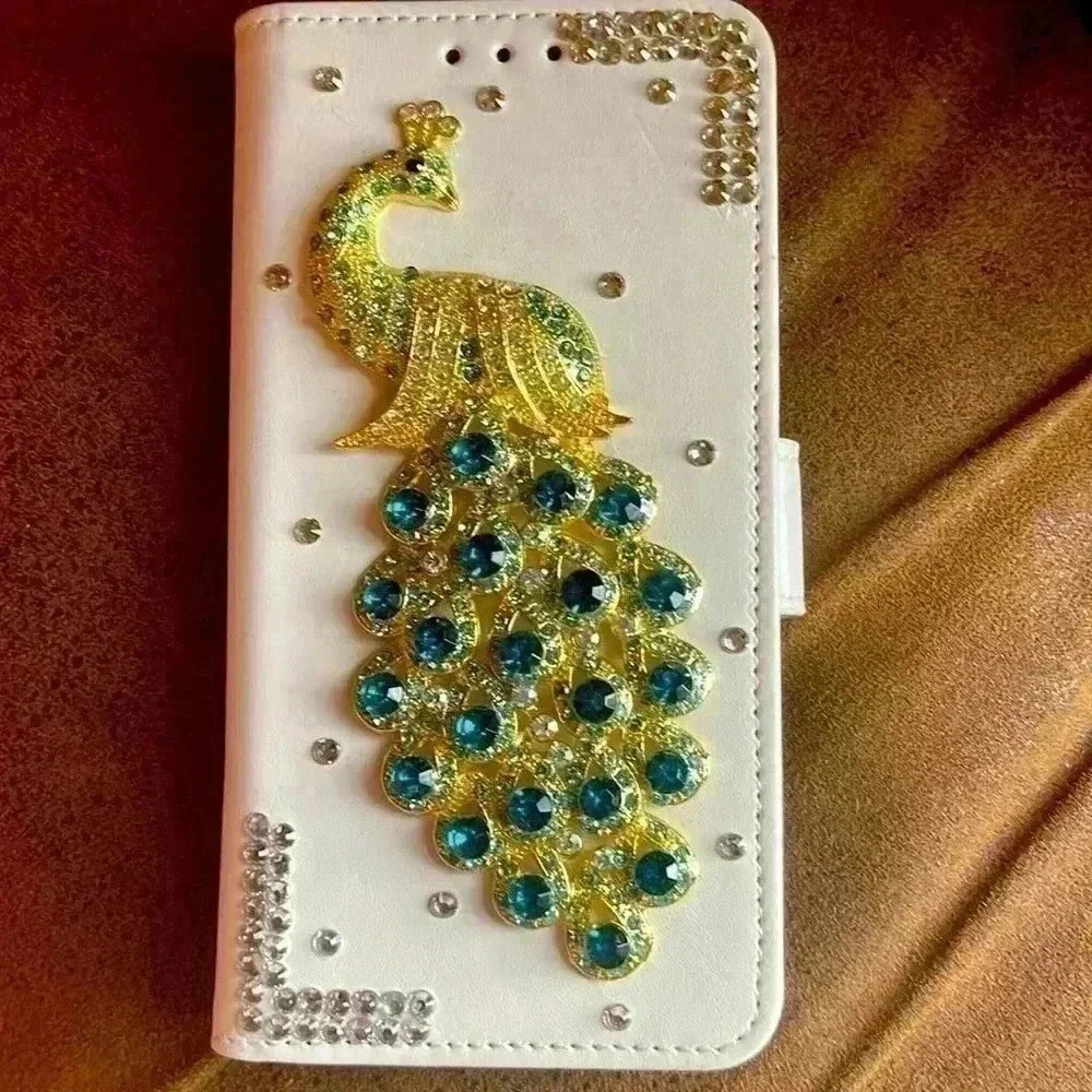 Stunning iPhone 7 peacock phone case. The phone case has a magnetic closure.